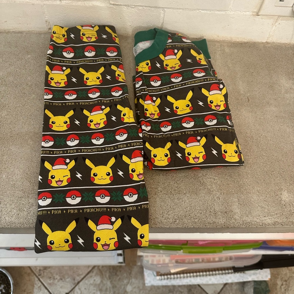 Hanna Andersson Kids Pajama Set - Black and Green with Pikachu Design